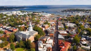 The waterfront of Anapolis, Maryland, with colonial era buildings and green space in the foreground