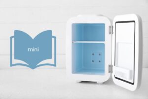 a white mini fridge with the door open on the right side, and a guide logo with the words mini in the middle of it on the left side